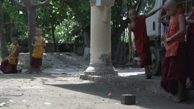 Genç Budist rahipler sokaklarda