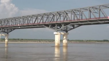 Köprü nehrin üzerinde