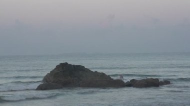 Dalgalar kayalara çarpıyor