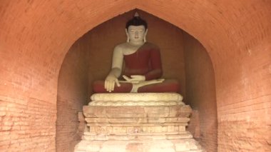 Buda heykeli niş içinde