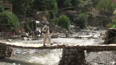 Erkekler üzerinde köprü yürüyüş  