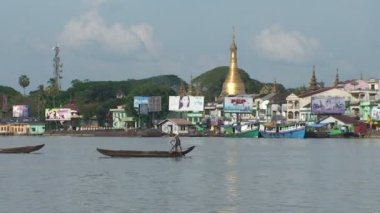 Kürekli tekneler manzarası önünde  
