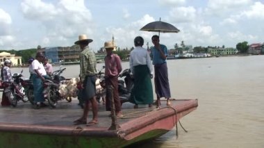 Pathein, insanlar feribot