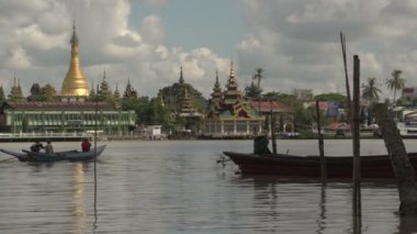 Pathein manzarası önünde deniz araçları