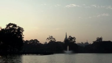 Shwedagon Pagoda gün batımında 