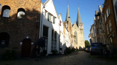 Bisiklet süren kadın  