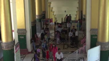 ile Shwedagon Pagoda asansörde iniyor, 