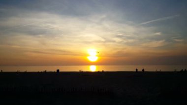 Hollandalı kıyı şeridi, parlak gün batımı  