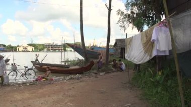 Kız nehirde çamaşır