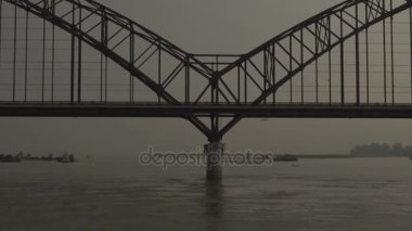 Köprü nehrin üzerinde