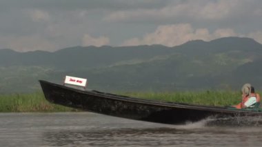 Nyaung Shwe Nehri üzerinde sürme 