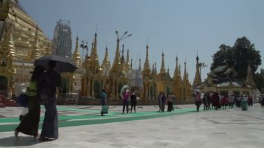 Shwedagon Pagoda tarafından geçen kişiden