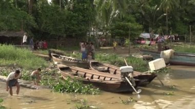 Mutlu çocuklar Nehri yanında dans