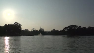 Shwedagon Pagoda gün batımında 