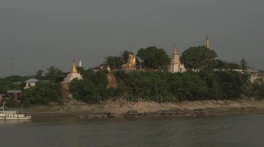 Ayeyarwady river, pagodadan manzara görüntüleyin. 