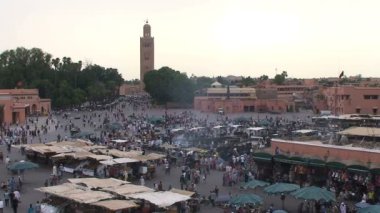 İnsanlar Djemaa el Fna sokaklarında