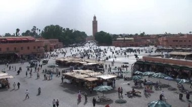 İnsanlar Djemaa el Fna sokaklarında