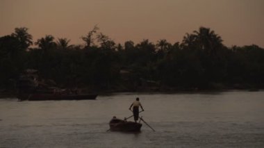 Pathein, Irrawaddy Nehri gün batımında 