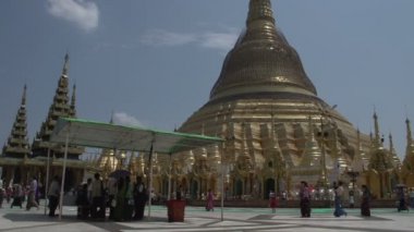 Shwedagon Pagoda tarafından geçen kişiden