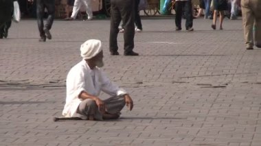 İnsanlar Djemaa el Fna sokaklarında