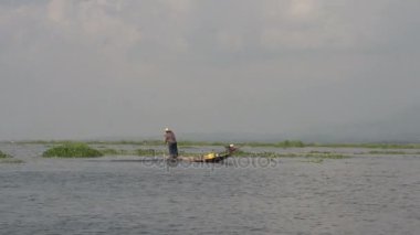 balıkçı balıkçılık tekniği kullanarak