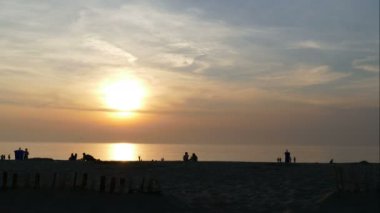 Hollandalı kıyı şeridi gün batımında