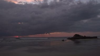 Ngwe Saung plaj gün batımında