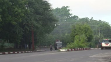 Keşişler tarafından geçen kamyon