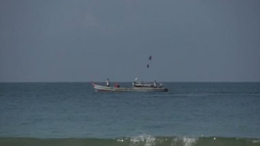 Balıkçı teknesi Bengal Körfezi üzerinde