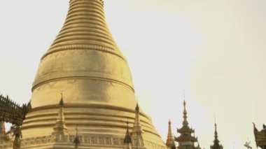 Pathein, Shwemokehtaw Pagoda, gökyüzünde kuşlar