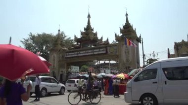 Yangon, polis memuru ile sokak sahne