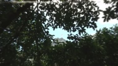 İsa'nın kurtarıcı bulutlu gökyüzü üzerinde