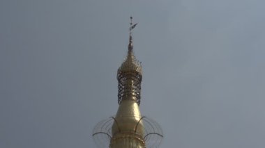 Mavi gökyüzü kule