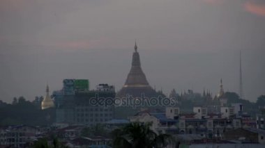 Günbatımı manzarası Yangon, Shwedagon Pagoda üzerinde