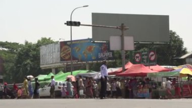 Yangon, polis memuru ile sokak sahne