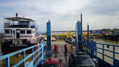 San Jorge feribot tekne ile terk