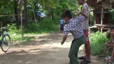  Otoyol ile oynayan çocuklar  