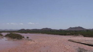 dağ nehir önünde yeşil tepeler