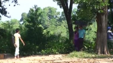 oğlan ve kız şemsiye ile yürümek