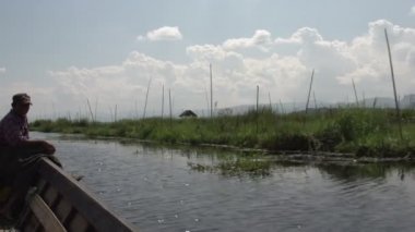 yüksek hızda geçen tekne