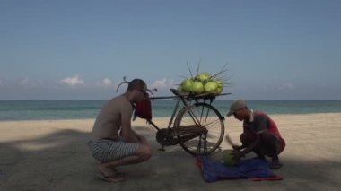 Nasıl adam Hindistan cevizi açar arayan turist