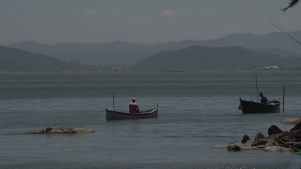 Laguna, rybáři v lodích — Stock video