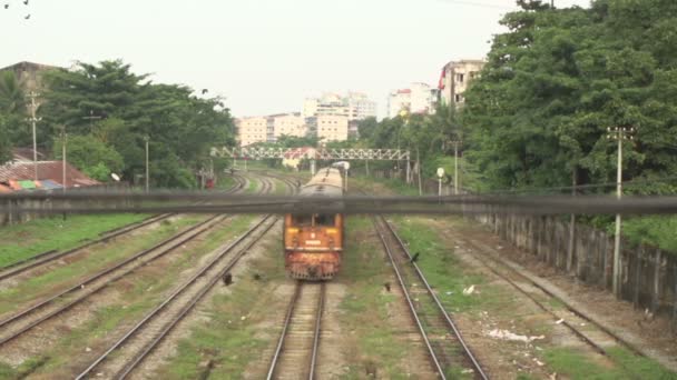 Yangón, viejo tren que pasa — Vídeos de Stock