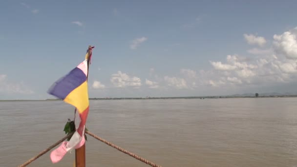 Bandeira de Buda na frente do barco — Vídeo de Stock