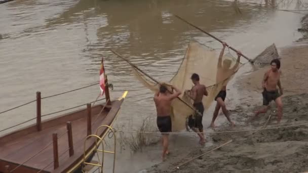 Pescadores trabalha na praia — Vídeo de Stock