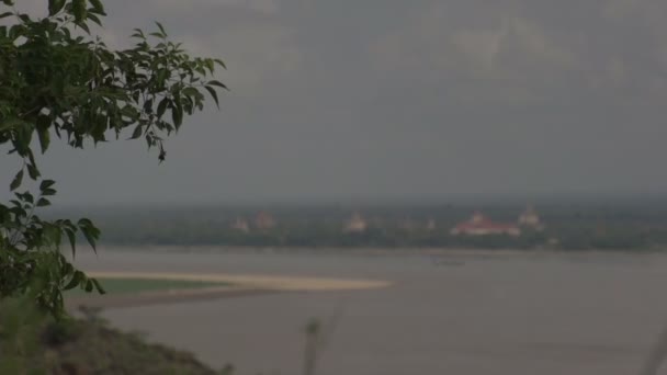 Обзор острова на фоне Багана — стоковое видео