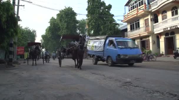 バガンの街で馬車 — ストック動画
