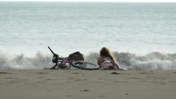 Nő, kerékpár szóló beach — Stock videók