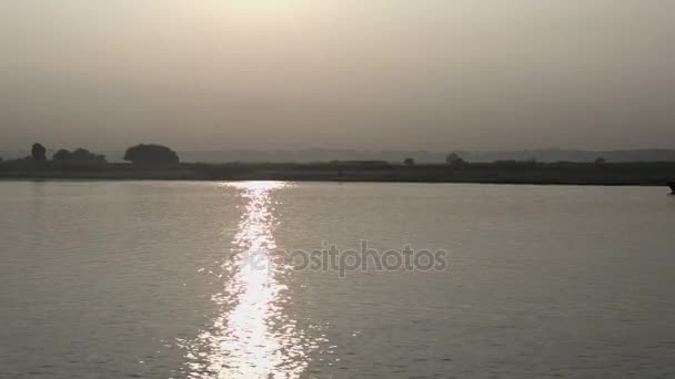 Пейзаж с круизного лайнера на рассвете — стоковое видео