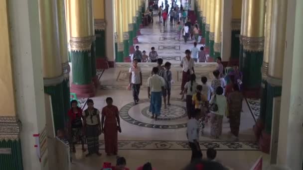 Gå ner på hiss i Shwedagon Pagoda — Stockvideo